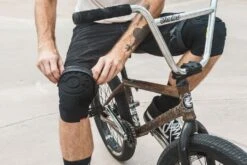 Genouillères SHADOW Invisa Light 11 Genouillères SHADOW Invisa Light -Cult Soldes Genouilleres SHADOW Invisa Light 1