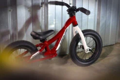 Draisienne INSPYRE 2023 Rocket 12″ 13 Draisienne INSPYRE 2023 Rocket 12″ -Cult Soldes ROCKET RED 2 WEB